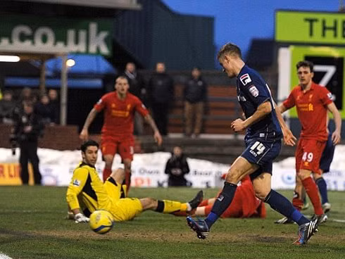Sắc đỏ của Liverpool nhạt nhòa trên sân Boundary Park, nơi màu tím than của Oldham lên ngôi.