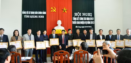 Đồng chí Đỗ Vũ Chung, Ủy viên Ban Thường vụ Tỉnh ủy, Trưởng Ban Dân Vận Tỉnh ủy tặng giấy khen cho 18 tổ chức cơ sở đảng đạt danh hiệu TSVM tiêu biểu năm 2012
