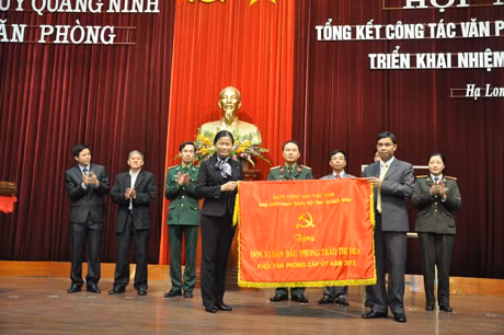 Đ/C Đỗ Thị Hoàng, Phó Bí thư Thường trực Tỉnh ủy trao Cờ Đơn vị dẫn đầu phong trào thi đua khối văn phòng cấp ủy năm 2012 của BCH Đảng bộ tỉnh cho Văn phòng Thị ủy Quảng Yên.