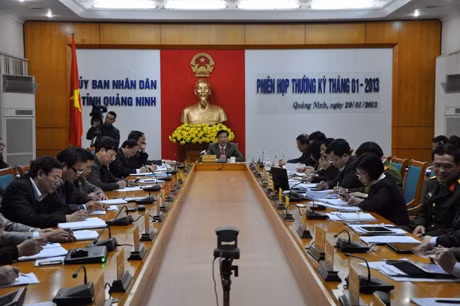 Đồng chí Nguyễn Văn Đọc,Chủ tịch UBND tỉnh phát biểu tại phiên họp