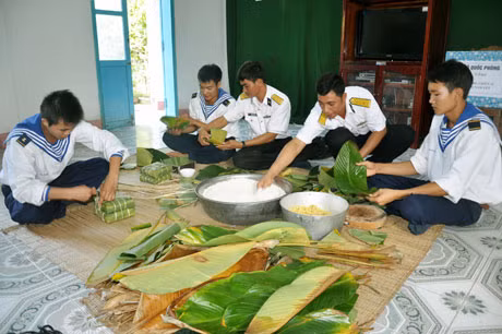 CBCS đảo Nam Yết gói bánh chưng đón năm mới.
