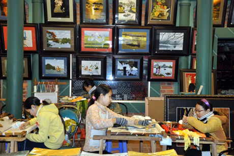 Cửa hàng Thành Đồng (Đông Triều) - Một cơ sở kinh doanh dịch vụ du lịch đạt chuẩn trên địa bàn tỉnh. Trong ảnh: Nhân viên của cửa hàng đang thêu tranh để bán cho khách du lịch.