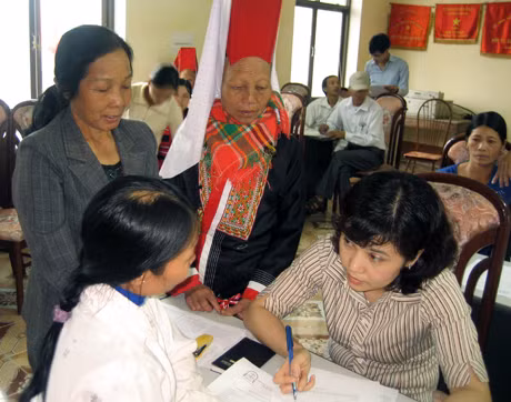 Cán bộ Sở Tư pháp tư vấn, tuyên truyền pháp luật cho người dân xã Quảng Lợi (Đầm Hà).