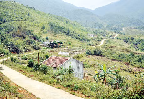 Bản Phật Chỉ dưới chân dãy Cao Ba Lanh.