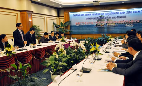 Đồng chí Phạm Minh Chính, Uỷ viên T.Ư Đảng, Bí thư Tỉnh uỷ (thứ hai, trái sang) phát biểu tại buổi toạ đàm với Đoàn đại biểu Trung tâm Nghiên cứu đặc khu kinh tế, Trường Đại học Thâm Quyến, Quảng Đông (Trung Quốc).
