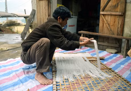 Nhờ sự hỗ trợ của chính quyền xã, gia đình ông Lục A Nỉ, thôn Nà Ếch, xã Húc Động đã mạnh dạn đầu tư phát triển mô hình sản xuất miến dong thủ công nhằm xoá đói giảm nghèo, vươn lên làm giàu.