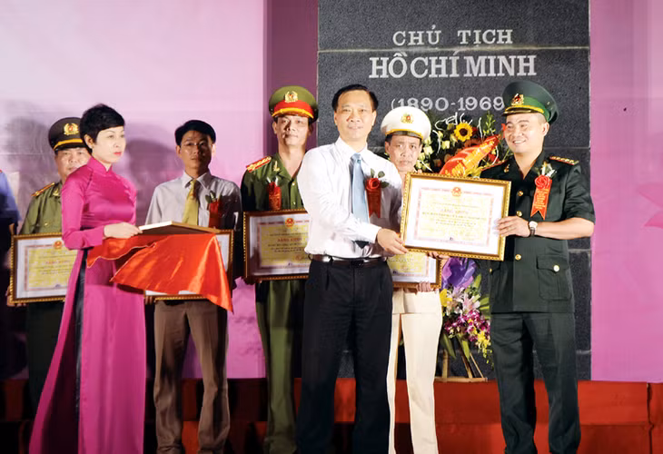 Đồng chí Vũ Hồng Thanh, Phó Bí thư Tỉnh uỷ trao Bằng khen cho các tập thể có thành tích xuất sắc trong học và làm theo tấm gương đạo đức Hồ Chí Minh giai đoạn 2011-2015 tại lễ tổng kết 4 năm thực hiện Chỉ thị 03/CT-TW của Bộ Chính trị ngày 14-5-2011 về về tiếp tục đẩy mạnh việc học tập và làm theo tấm gương đạo đức Hồ Chí Minh, tổ chức tại Cô Tô ngày 14-5-2015. Ảnh: Lưu Linh
