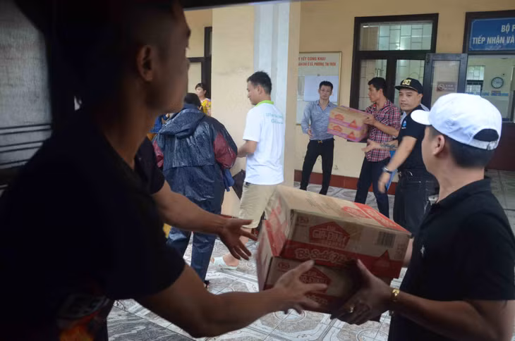 Hăng hái chuyển mì tôm cứu trợ bà con phường Hà Khánh thiệt hại do mưa lũ