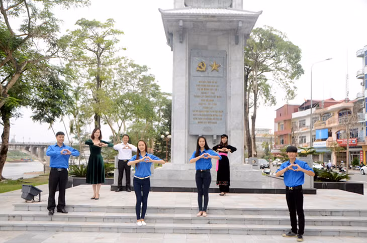 Các bạn trẻ Móng Cái thể hiện tình cảm thân thiện với bạn bè, du khách tại khu di tích nơi thành lập chi bộ Đảng đầu tiên, tiền thân của Đảng bộ TP Móng Cái.