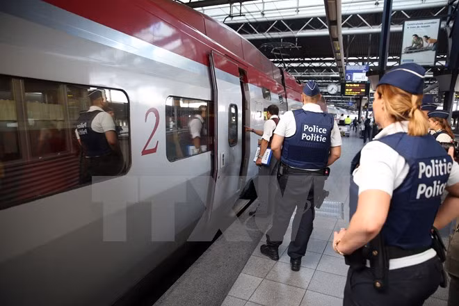 Cảnh sát làm nhiệm vụ tại nhà ga Zuid-Midi ở Brussels, Bỉ. (Nguồn: AFP/TTXVN)