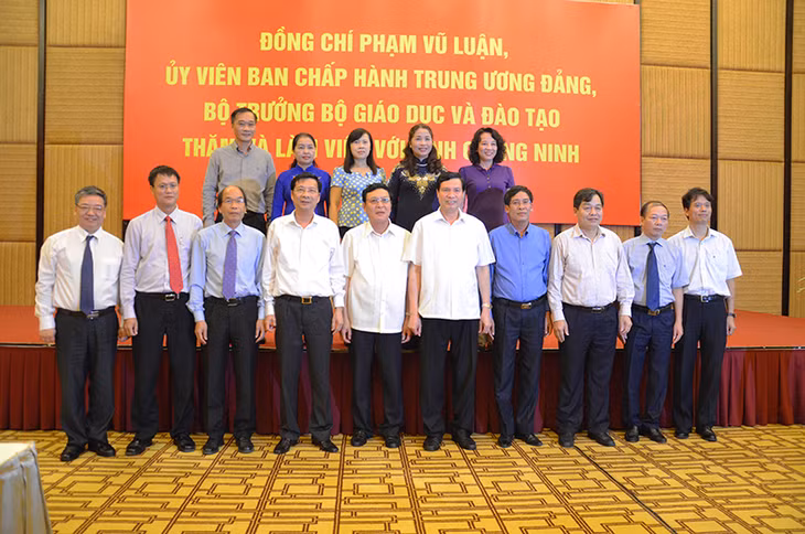 Bộ trưởng Bộ GD&ĐT Phạm Vũ Luận chụp ảnh lưu niệm cùng lãnh đạo tỉnh Quảng Ninh