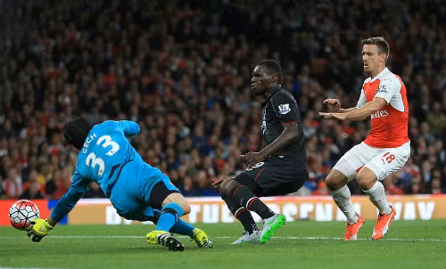Petr Cech có pha cứu thua không tưởng trong hiệp một. Ảnh: Reuters.