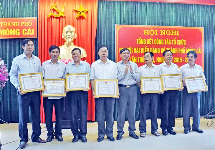 Lãnh đạo TP Móng Cái trao tặng khen thưởng cho các tập thể, cá nhân có 