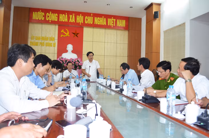 Đồng chí Nguyễn Anh Tú, Chủ tịch UBND TP Uông Bí phát biểu chỉ đạo tại buổi làm việc với chủ đầu tư dự án.