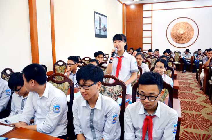 Học sinh TP Hạ Long đặt các câu hỏi liên quan đến cuộc thi với Ban tổ chức tại Hội nghị triển khai, phát động cuộc thi tại TP Hạ Long, ngày 18-8-2015.
