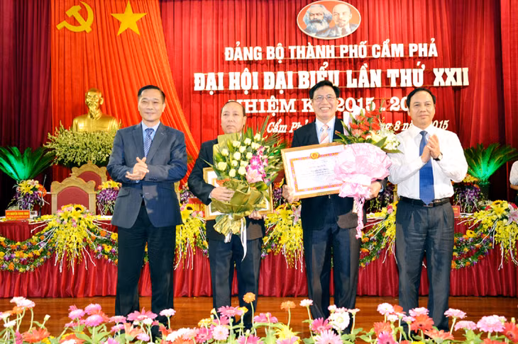 Các đồng chí: Vũ Hồng Thanh, Phó Bí thư Tỉnh ủy; Đặng Huy Hậu, Ủy viên Ban Thường vụ Tỉnh ủy, Phó Chủ tịch Thường trực UBND tỉnh trao Bằng khen của Thủ tướng Chính phủ cho các đồng chí Nguyễn Chí Thăng, Bí thư Thành ủy Cẩm Phả; Nguyễn Văn Nhân, Phó Bí thư Thành ủy Cẩm Phả khóa 2010-2015 vì đã có thành tích trong công tác từ năm 2009-2013 góp phần vào sự nghiệp xây dựng Chủ nghĩa xã hội và bảo vệ Tổ quốc.