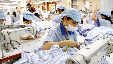 Nới biên độ tỷ giá VND/USD đang kh.iến doanh nghiệp trong nước bị tăng chi phí lớn. Ảnh: Hồng Vĩnh