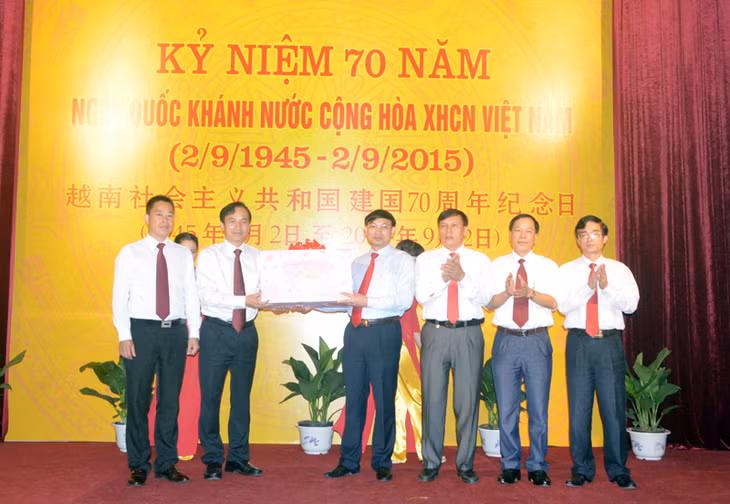 Đoàn đại biểu TP Đông Hưng tặng quà chúc mừng TP Móng Cái nhân dịp Quốc khánh 2/9