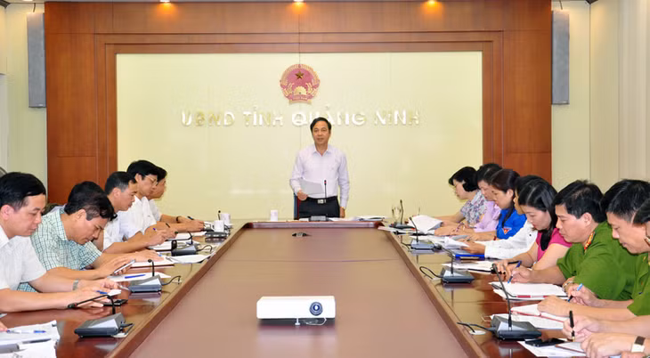 Đồng chí Đặng Huy Hậu, Phó Chủ tịch Thường trực UBND tỉnh, Trưởng Ban tổ chức Đại hội thi đua yêu nước tỉnh lần thứ IV, phát biểu kết luận cuộc họp.