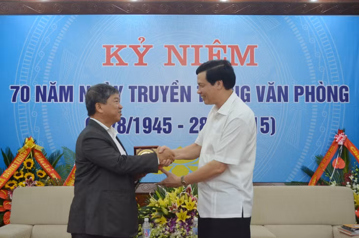 Đồng chí Nguyễn Đức Long, Phó Bí thư Tỉnh ủy, Chủ tịch UBND tỉnh tặng quà lưu niệm cho ông Ricky Tân, Chủ tịch HĐQT Tập đoàn.