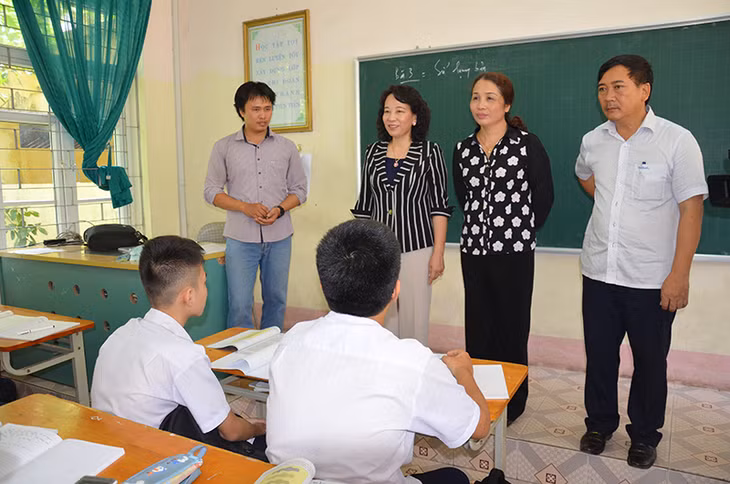 Đồng chí Vũ Thị Thu Thủy, Phó Chủ tịch UBND tỉnh kiểm tra công tác chuẩn bị năm học mới tại Trường Tiểu học, THCS, THPT Văn Lang