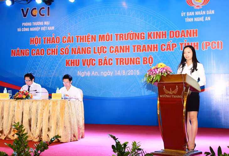 Bà Vũ Kim Chi, Phó Trưởng Ban Xúc tiến và Hỗ trợ đầu tư Quảng Ninh phát biểu về kinh nghiệp đồng hành, hỗ trợ doanh nghiệp