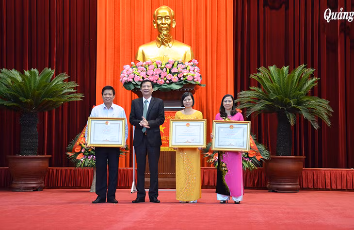 Nguyễn Văn Đọc, Bí thư Tỉnh ủy, Chủ tịch HĐND tỉnh trao bằng khen của Thủ thướng Chính phủ cho các tập thể, cá nhân có thành tích xuất sắc trong năm học 2014-2015