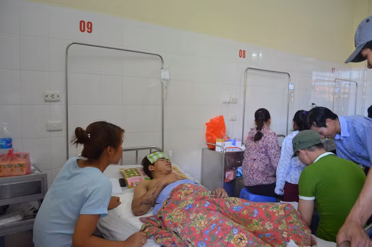 Gia đình và đồng nghiệp chăm sóc các nạn nhân