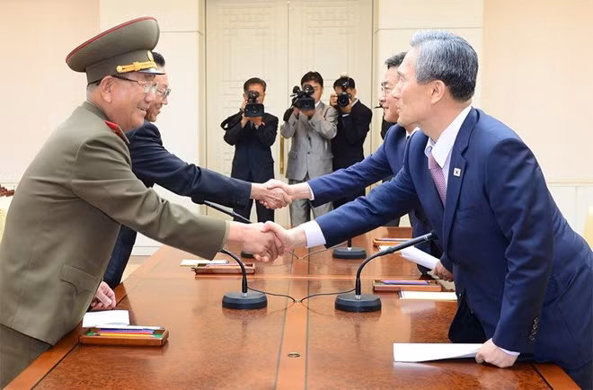 Các quan chức cao cấp Triều Tiên và Hàn Quốc sau khi kết thúc đàm phán. (Nguồn: AFP/TTXVN)