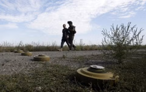 Binh sĩ Ukraine tại Lugansk. Ảnh AFP