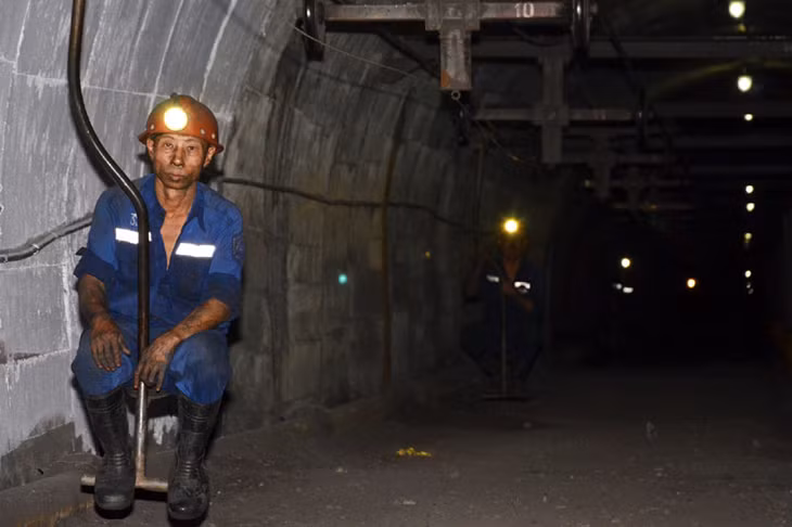 Từng tốp công nhân thay nhau mở đường lò mới tiếp cận vị trí công nhân bị mắc kẹt.