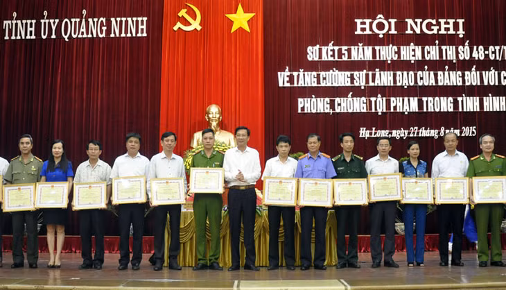 Đồng chí Nguyễn Văn Đọc, Bí thư Tỉnh uỷ, Chủ tịch HĐND tỉnh tặng bằng khen của UBND tỉnh cho các tập thể.