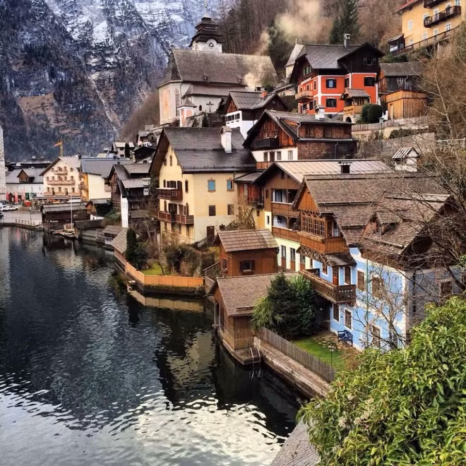 Thị trấn Hallstatt, Áo nằm dưới chân dãy núi Alps, bên hồ nước trong xanh, mê hoặc du khách bởi vẻ đẹp thơ mộng như bước ra từ cổ tích.