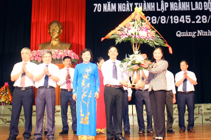 Đồng chí Đỗ Thị Hoàng, Phó Bí thư Thường trực Tỉnh ủy, Trưởng đoàn Đại biểu Quốc hội tỉnh tặng hoa chúc mừng Ngành LĐ-TBXH tỉnh Quảng Ninh.