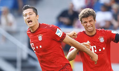 Muller rồi Lewandowski lần lượt ghi hai bàn giúp Bayern đảo ngược tình thế, lấy trọn ba điểm. Ảnh: Reuters.