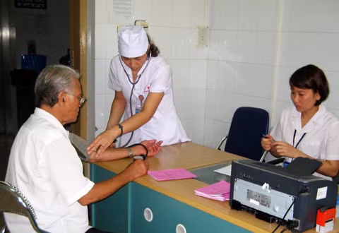 đo huyết áp cho bệnh nhân đến khám tại Bệnh viện Đa khoa tỉnh