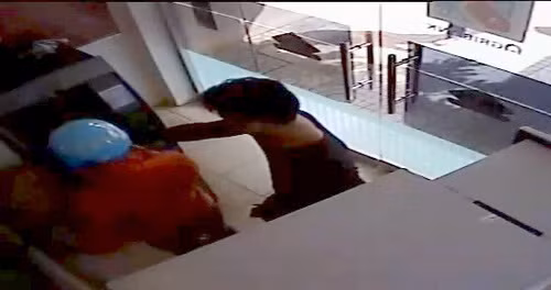 Nghi phạm bị camera ngân hàng ghi lại. Ảnh: Ngân hàng cung cấp