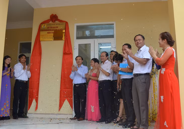 Các đại biểu làm lễ gắn biển công trình chào mừng Đại hội Đảng bộ tỉnh lần thứ XIV cho Công trình Nhà chức năng trường Tiểu học thị trấn Tiên Yên