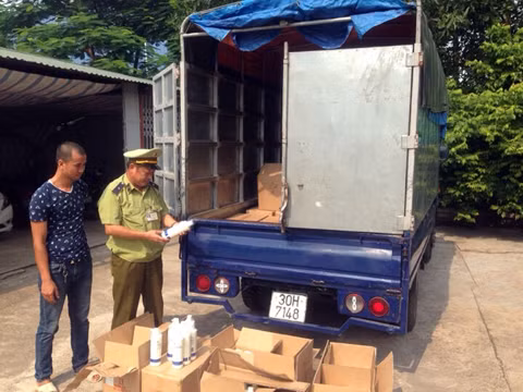 Số mỹ phẩm nhập lậu bị thu giữ.