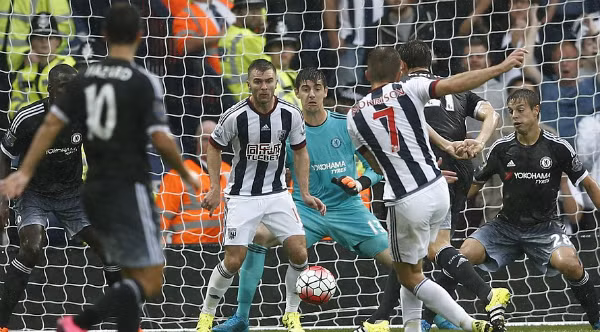 Morrison (số 7) đá hỏng phạt đền nhưng ghi hai bàn cho West Brom. Ảnh: AFP.