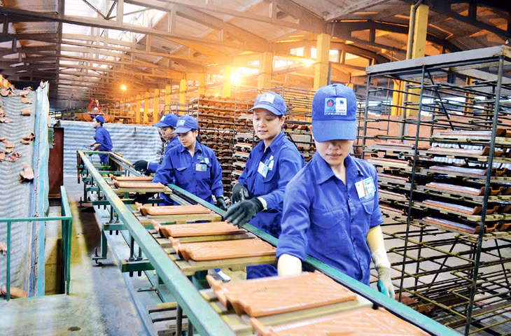 Sản xuất ngói tại Công ty CP Viglacera Hạ Long. Ảnh: Thanh Hằng