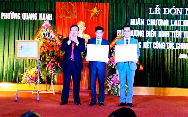 Phường Quang Hanh vinh dự được đón nhận Huân chương Lao động hạng Nhất do Chủ tịch nước tặng vào tháng 1-2015. Ảnh: UBND phường Quang Hanh cung cấp