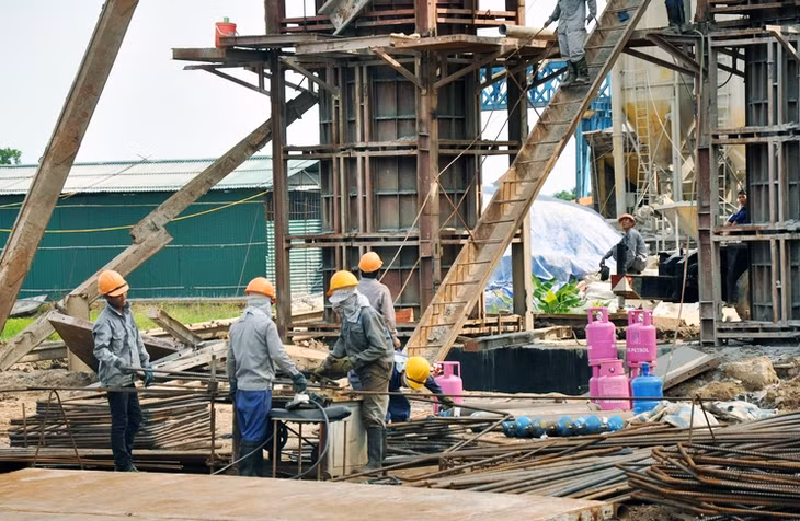 Lắp ráp các trụ hai bên bờ Bắc, Nam của cầu.