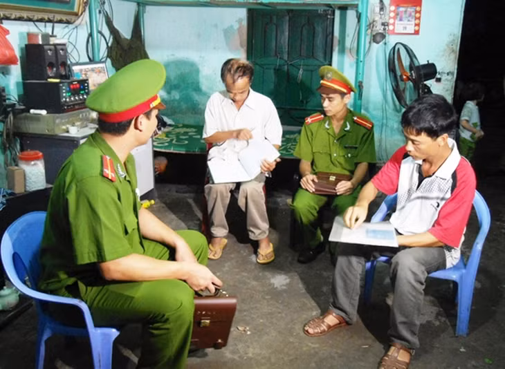 Công an phường Trần Phú ( Móng Cái) nắm bắt thông tin, tình hình ở khu dân cư trên địa bàn phường