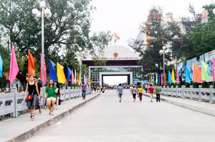 Cửa khẩu quốc tế Móng Cái - “cầu nối” thông thương và giao lưu văn hoá giữa Việt Nam và Trung Quốc ở Móng Cái.