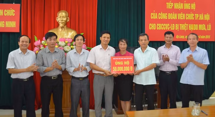 Đồng chí Vũ Kim Sơn, Phó Chủ tịch LĐLĐ, Chủ tịch CĐVC thành phố Hà Nội trao hỗ trợ 50 triệu đồng ủng hộ cho lãnh đạo CĐVC tỉnh Quảng Ninh