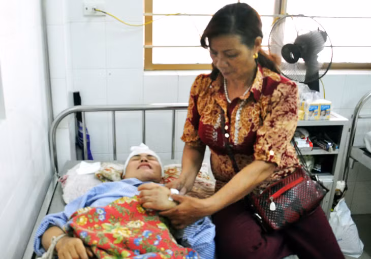 Sau tai nạn, chị Lý mất khả năng lao động, tiên lượng sống cuộc đời thực vật.
