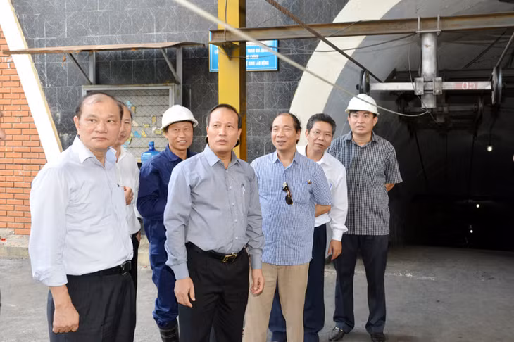 Đồng chí Cao Quốc Hưng, Thứ trưởng Bộ Công thương trực tiếp có mặt tại hiện trường cùng TKV chỉ đạo cứu hộ.