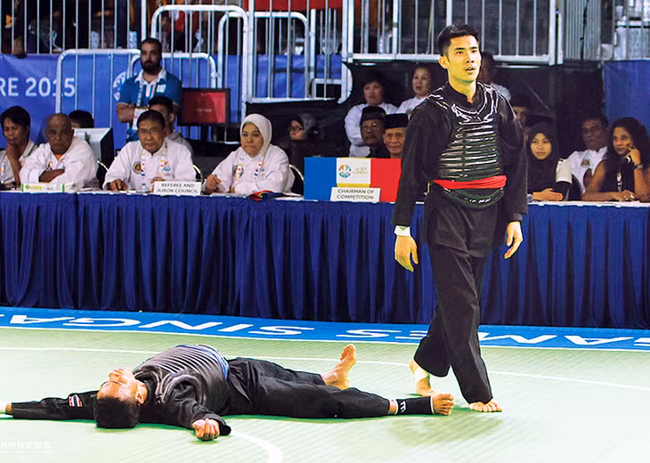 VĐV Nguyễn Thái Linh (đứng) trong trận chung kết Sea Games 28.