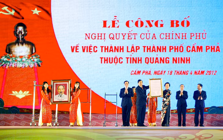 Một trong những sự kiện nổi bật, đánh dấu sự phát triển bứt phá mạnh mẽ của Đảng bộ, chính quyền và nhân dân TP Cẩm Phả là sự kiện TX Cẩm Phả được công nhận thành phố trực thuộc tỉnh theo Nghị quyết số 04/NQ-CP ngày 21-2-2012 của Chính phủ. Ngày 18-4-2012, Phó Chủ tịch nước Nguyễn Thị Doan đã trao Nghị quyết cho lãnh đạo thành phố (ảnh 1).